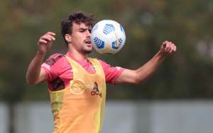 Paulistão: Igor Gomes trabalha forte sob chuva para ser o meia que Ceni busca no São Paulo