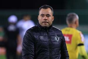 Após nova derrota no Brasileirão, 'estagiário' pega o boné e é demitido da Chapecoense