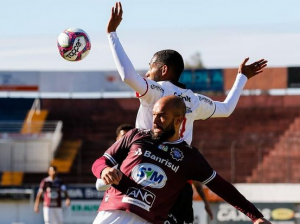 Caxias-RS 0 x 0 Joinville-SC - Times não movimentam placar em jogo polêmico