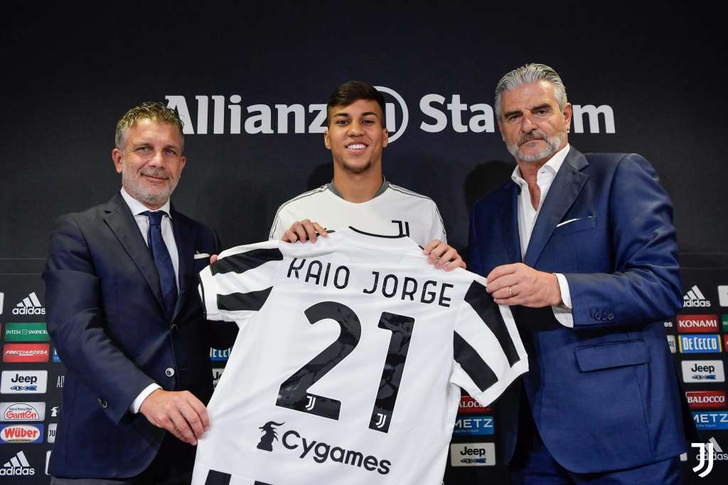 Ex-Santos exalta Cristiano Ronaldo ao ser apresentado na Juventus: ‘Inspiração’