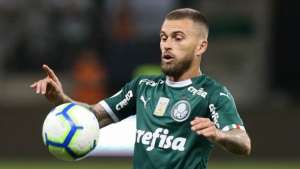 Santos desiste de meia polêmico do Palmeiras e atrasa anúncio de atacante que estava na China