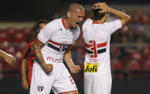 Flamengo negocia a contratação de zagueiro ex-São Paulo