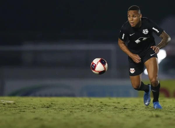 Red Bull Bragantino comunica Flamengo que comprará zagueiro por R$ 27 milhões