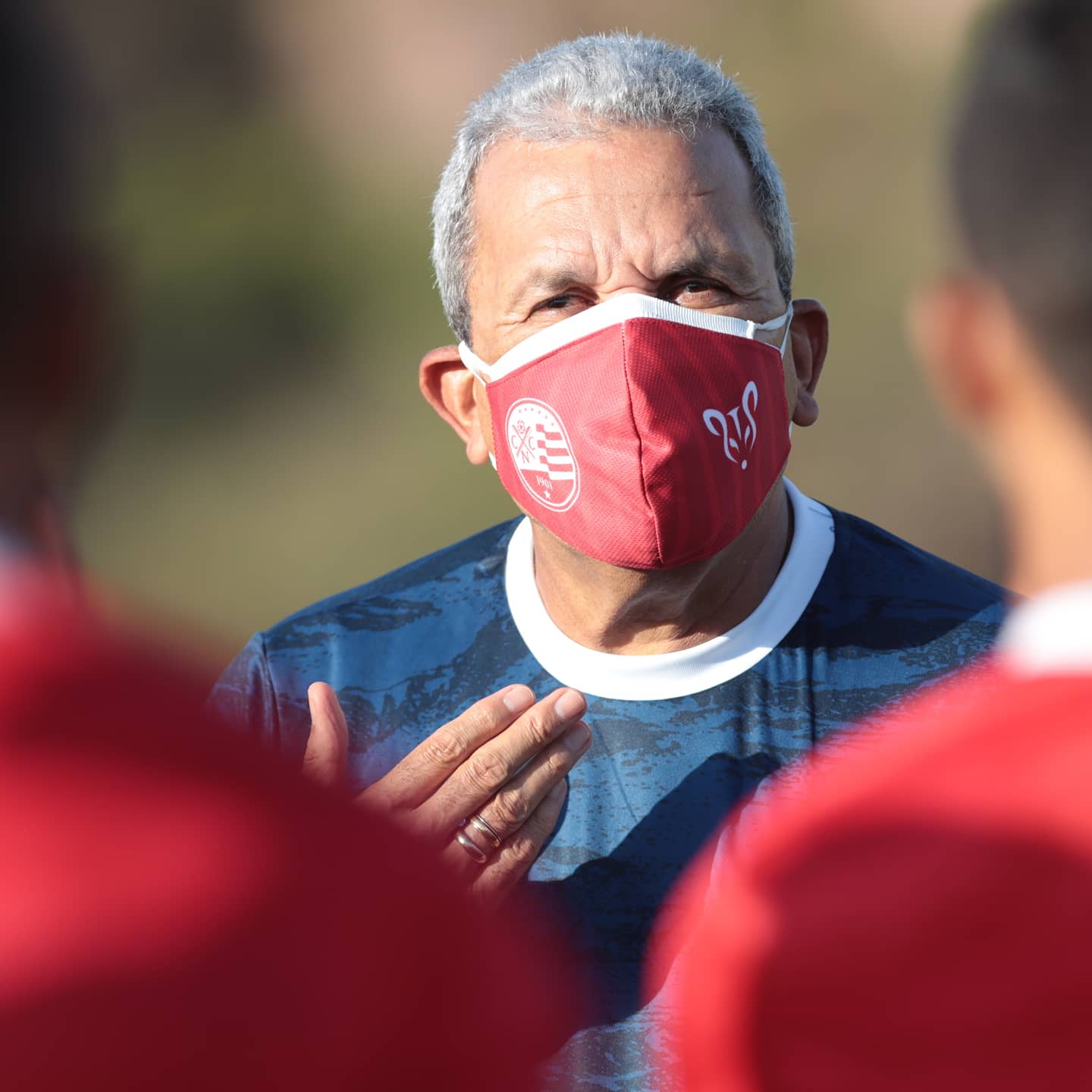 Torcedores invadem vestiário do líder da Série B e Hélio dos Anjos critica: “Um absurdo”