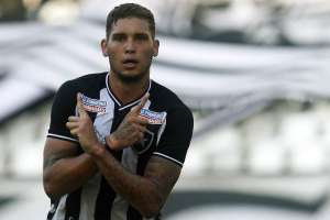 Time da Liga dos Campeões tenta tirar Rafael Navarro do Botafogo-RJ