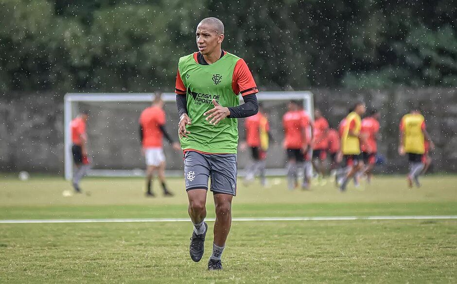 Série B: Vitória pode perder volante, expulso contra CRB, para time do Brasileirão