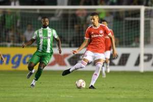 Internacional encaminha empréstimo de zagueiro para rival do Brasileirão