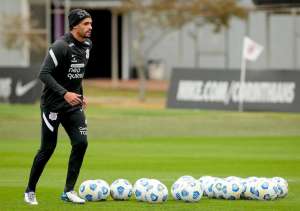 Corinthians deve ter Giuliano e Renato Augusto diante do Ceará no domingo