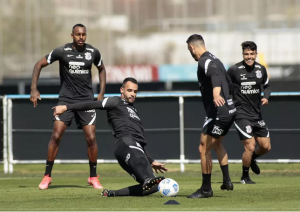 Com possível estreia de Giuliano e retornos, Corinthians visita o Santos