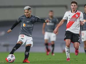 Víctor Salazar, do Olimpia, sofre traumatismo craniano após lance com Arrascaeta