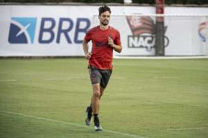 Zagueiro do Flamengo critica publicação de jornalista sobre sua lesão: 