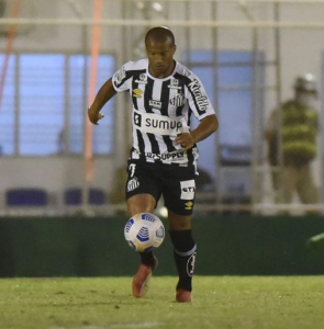Com retorno de titulares e necessidade de respota, Santos recebe o Corinthians na Vila