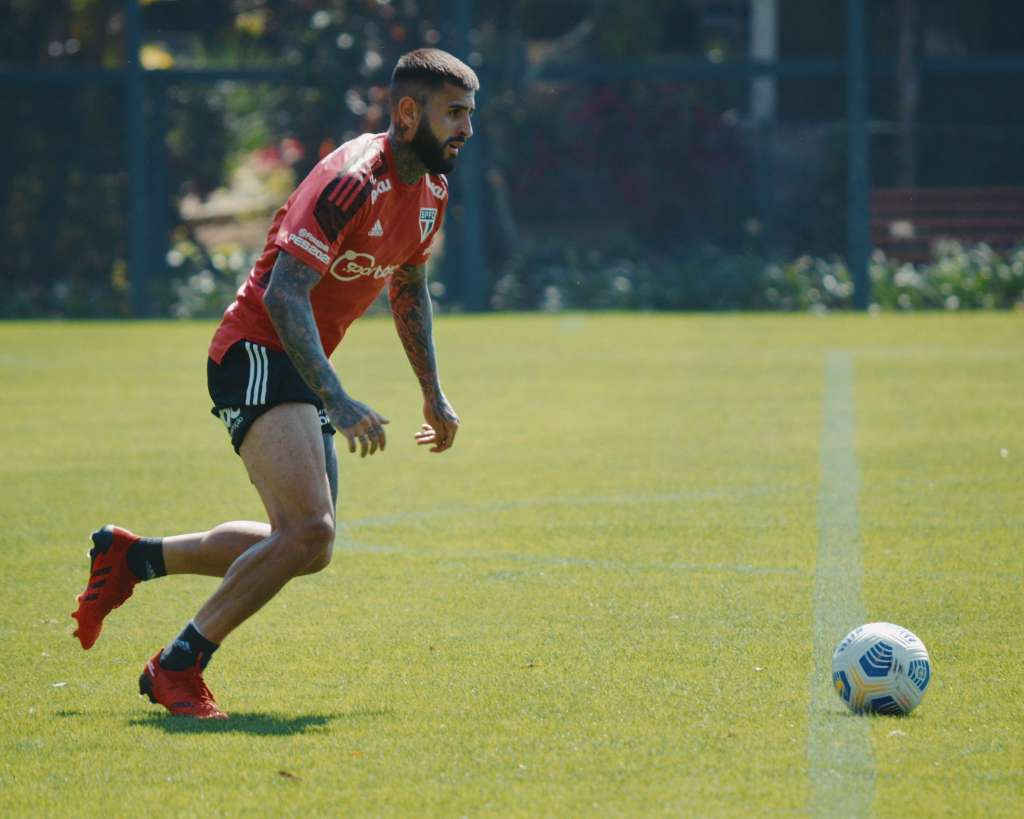 São Paulo tem presenças de peso em treino com bola
