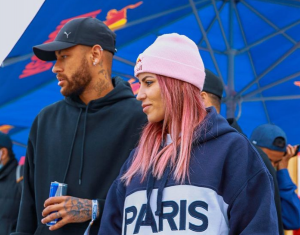 Parças! Aos pés da Torre Eiffel, Neymar encontra 'velha amiga' em competição de skate