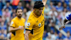 Inglês: Atacante mexicano celebra volta ao futebol após lesão na cabeça: 'Milagre eu estar aqui'