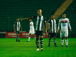 Série C: Figueirense anuncia saída de atacante ex-Ponte Preta e zagueiro ex-Flu