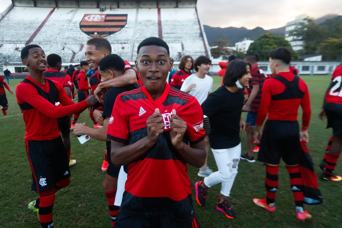 Dudu festeja título da Copa Rio Sub-15 do Flamengo em cima do Fluminense