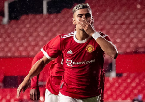 Flamengo anuncia a contratação de meio-campista do Manchester United