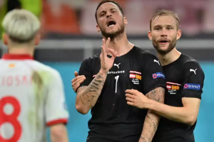 Bologna contrata atacante que ficou marcado por polêmica racista na Eurocopa