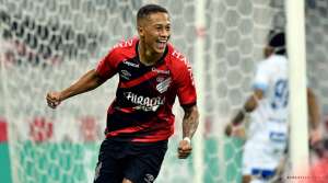 Acertado com clube francês, destaque do Athletico-PR recebe ofertas de dupla da Ucrânia