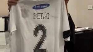 Ex-Corinthians fica feliz ao ver sua camisa em futuro museu de Tevez