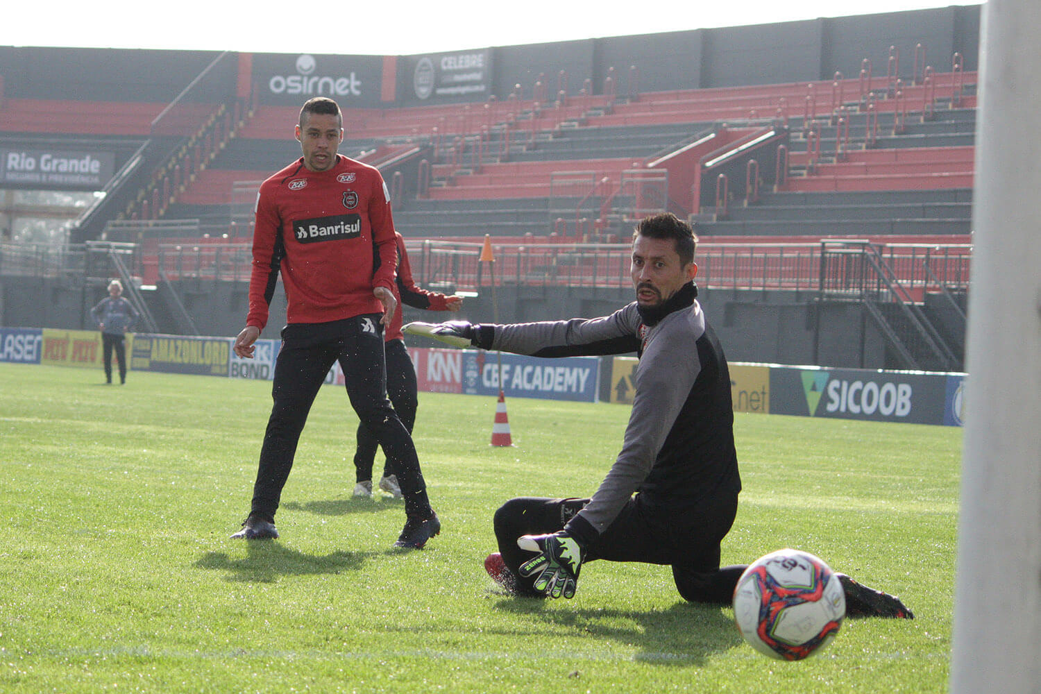 Torcedores invadem jogo-treino de clube da Série B, soltam rojão e intimam jogadores