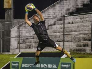 Goleiro passa por artroscopia no joelho e desfalca o Ceará por um mês