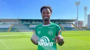 Chapecoense anuncia ex-volante de Corinthians, Santos e Ponte