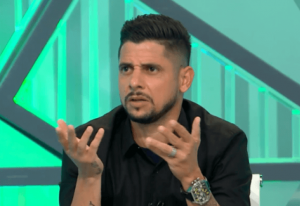 Cicinho acusa Daniel Alves de estar na balada e cutuca: 