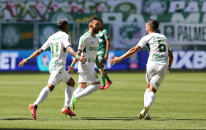 Ex-Corinthians e Ponte Preta deita e rola no Allianz Parque com gol e assistência