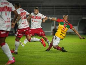 CRB 3 x 0 Brusque - Maestro dá show, marca gol olímpico e coloca Galo na vice-liderança