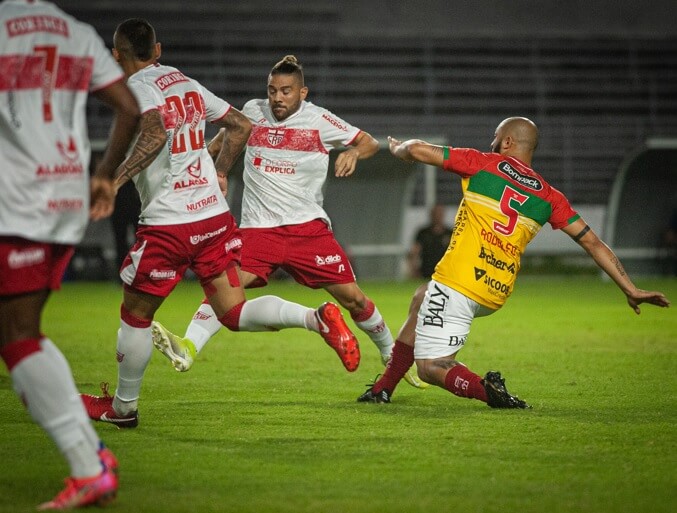 CRB 3 x 0 Brusque – Maestro dá show, marca gol olímpico e coloca Galo na vice-liderança