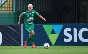 Nem bem voltou, meia sofre lesão e desfalca Chapecoense no Brasileirão