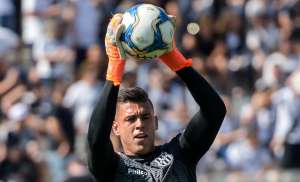 Falhas e 'frangaços' do goleiro Ivan têm se repetido na Ponte Preta