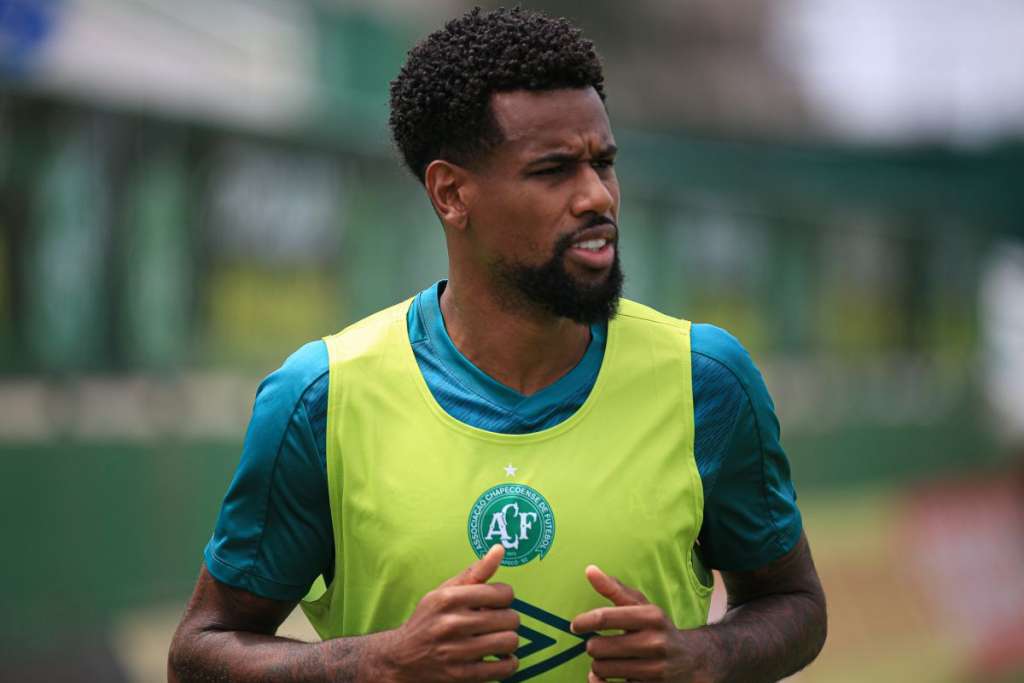 Zagueiro da Chapecoense toma a primeira dose contra a Covid-19: “Importante é se imunizar”