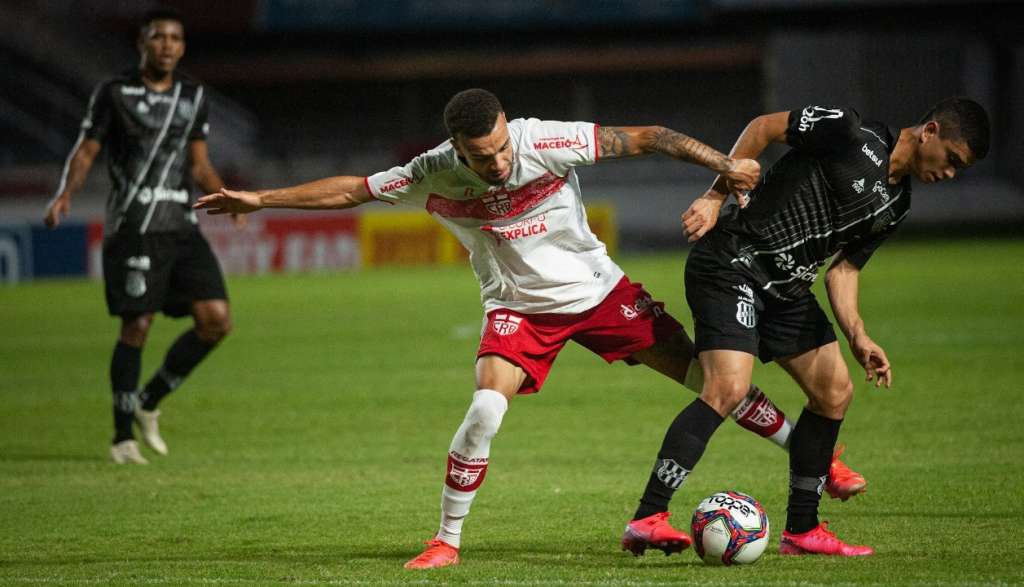 Cleylton falha no gol do CRB, provoca sua expulsão, mas a Ponte ainda arranca empate