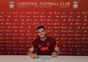 Inglês: Liverpool renova contrato de lateral destaque do time