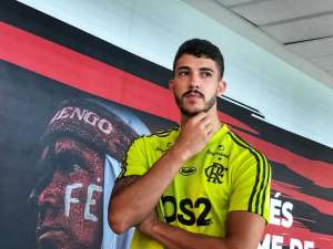 Suspeitas se confirmam e zagueiro do Flamengo é mais um a testar positivo para Covid-19