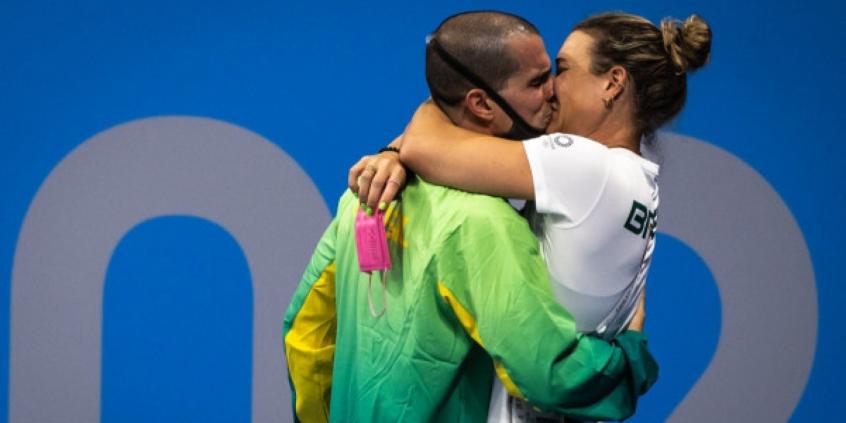Olimpíada: Bruno Fratus e Michelle Lenhardt celebram bronze em Tóquio com beijo