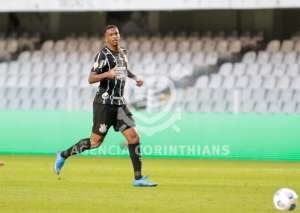 Jô lamenta falhas em lances decisivos do Corinthians no clássico contra o Santos: 'Faltou calma'