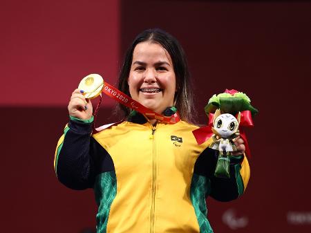 mariana dandrea exibe medalha de ouro conquistada no helterofilismo