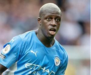 Lateral-esquerdo do Manchester City é afastado após acusações de estupro e assédio sexual