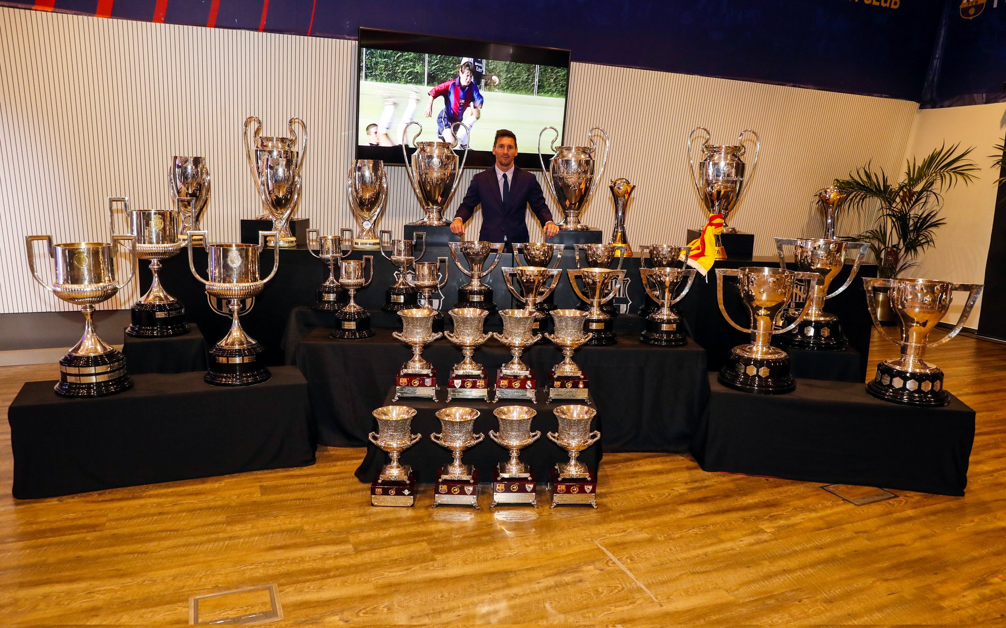 Personalidades que fizeram história no Barcelona prestam homenagem a Lionel Messi