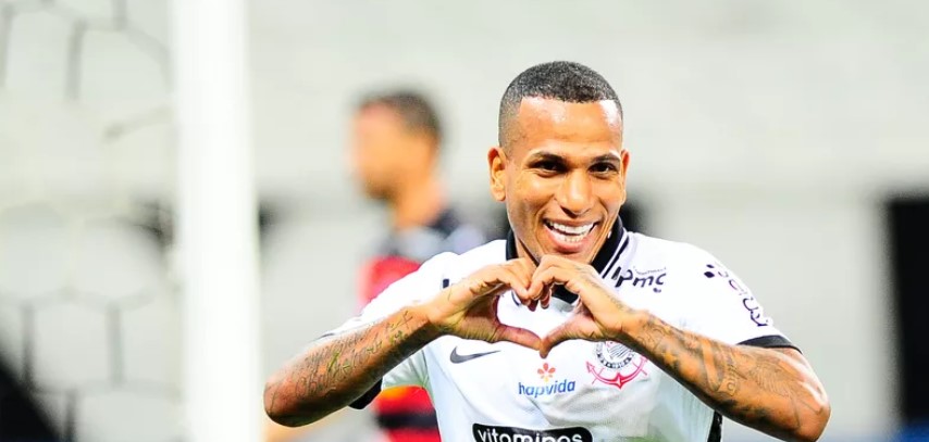 Ex-meia de Atlético-MG e Corinthians acerta com clube do exterior