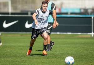 Corinthians treina sem Cantillo e tem retorno de Lucas Piton