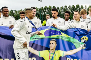 Richarlison se reapresenta no Everton e recebe homenagem. Confira o vídeo: