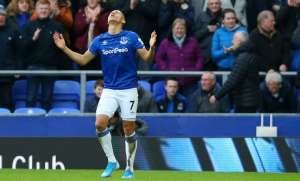 INGLÊS: Richarlison discute com companheiro de Everton para bater pênalti