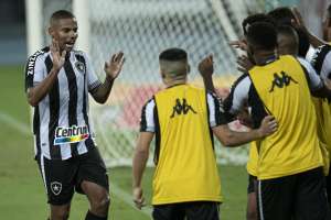 Atlético-GO acerta a contratação de volante do Botafogo
