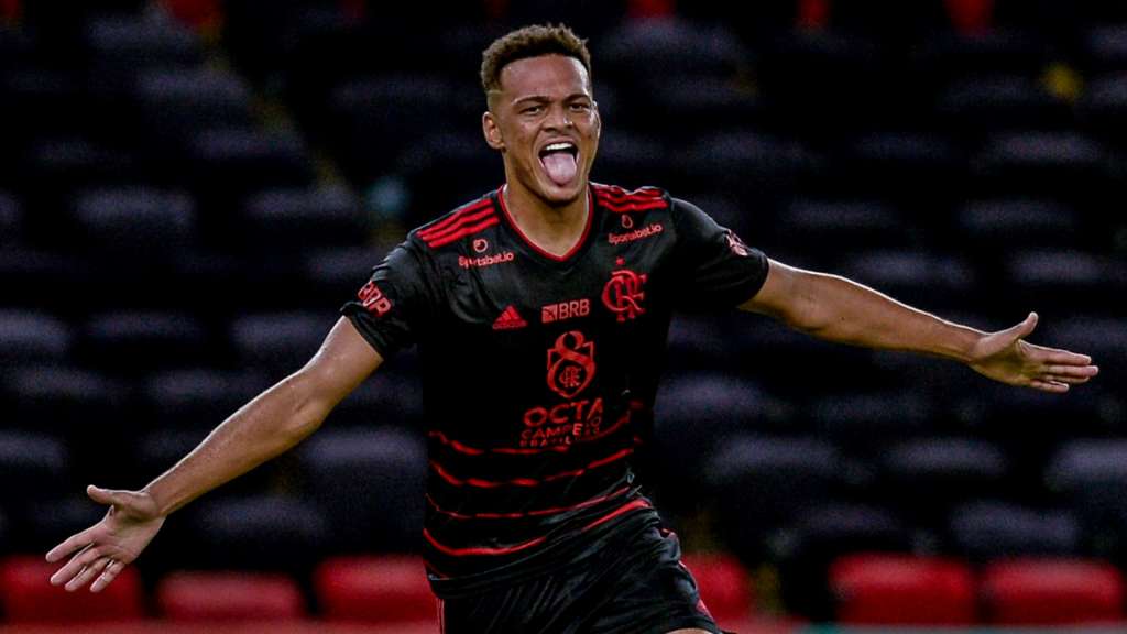Time inglês ‘dá chapéu’ em rival e deve ficar com jovem atacante do Flamengo