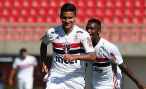 Nestor celebra sequência no São Paulo e elogia companheiros: 'Entendem meu jogo'